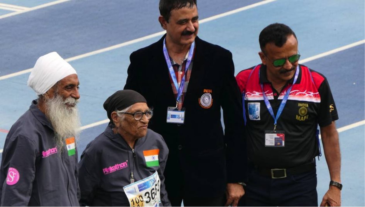 ‘102-jarige uit India loopt 200 meter’