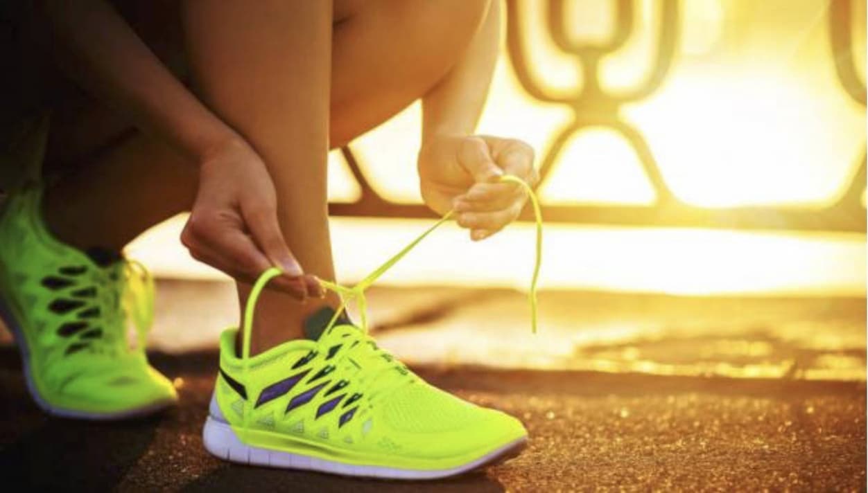 Mystery solved! Wist jij al waarvoor die extra gaatjes bovenaan je  sportschoenen dienen? - Newsmonkey