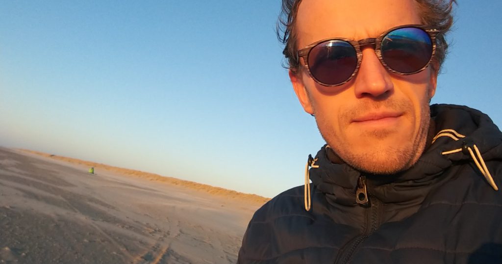 Gerben loopt over het strand