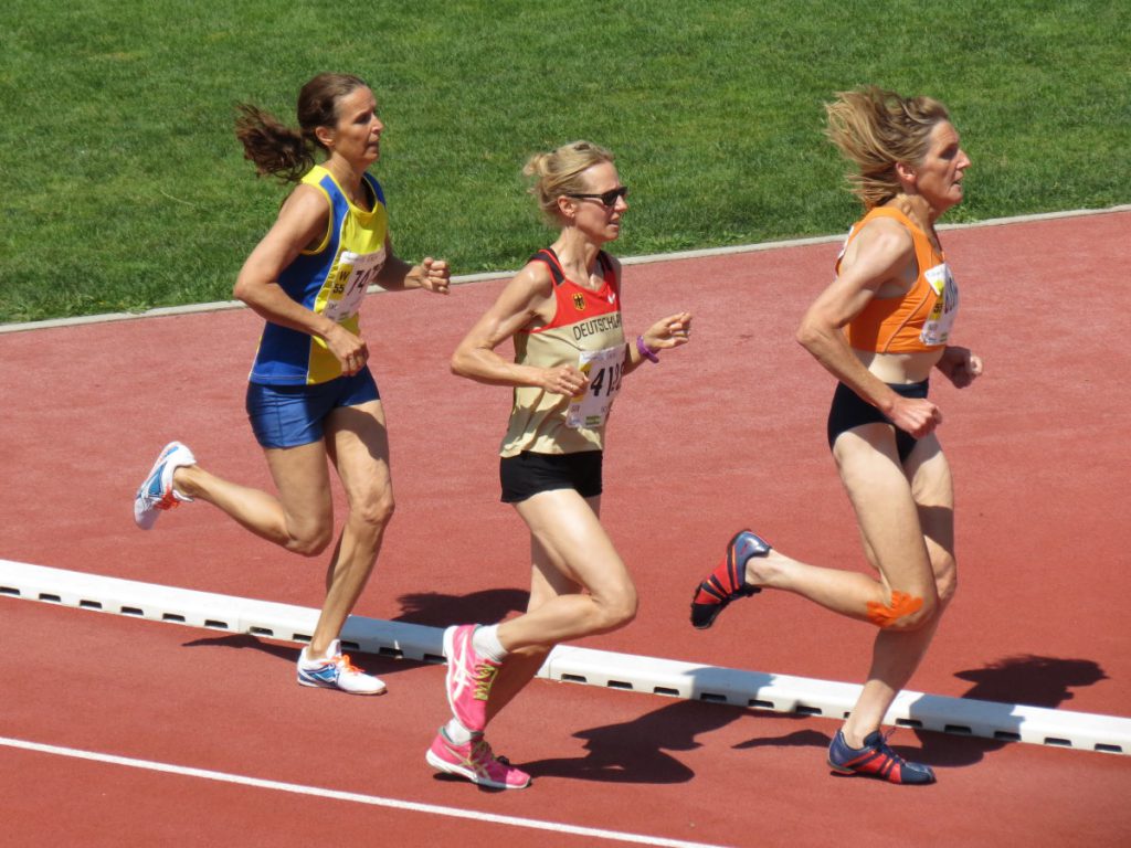 De Duitse Silke Schmidt onderweg naar de wereldtitel V55 op de 1.500 m tijdens de World Masters Athletics Championships - Lyon 2015