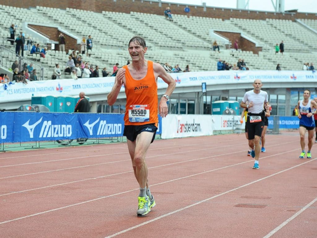 Ron finisht bij de TCS Amsterdam Marathon in 2014.
