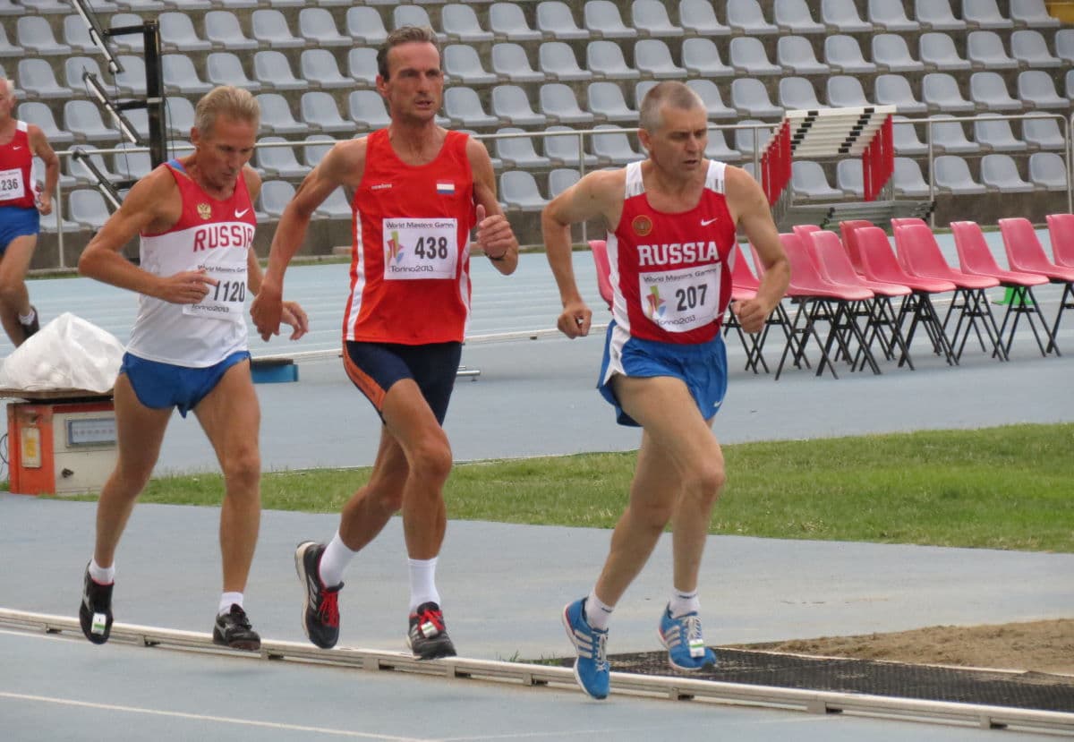 Hans in de zilveren 5000 meter finale M55 tussen de Russische combine van Alexandre Kaplenko (207) en winnaar Leonid Tikhonov (1120) tijdens de World Masters Games in Turijn (2013)
