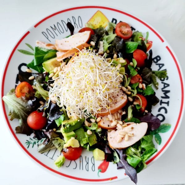 Salade met gerookte kip met avocado