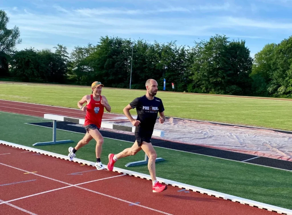 Op jacht naar een pr op de 5000 meter en de voor- en nadelen van lopen op een atletiekbaan | Video