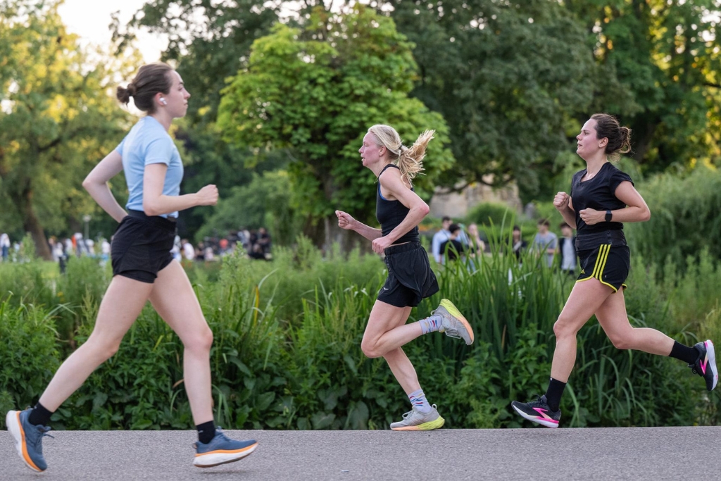 De voor- en nadelen van hardlopen op tempo, hartslag en vermogen